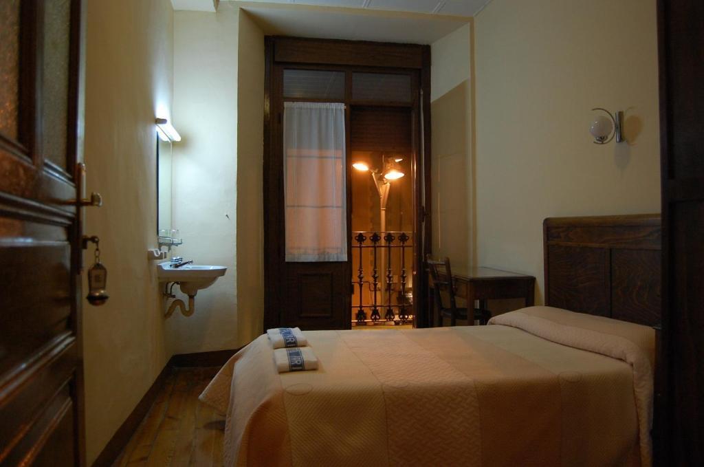 Hostal Paris Jaca Exteriör bild