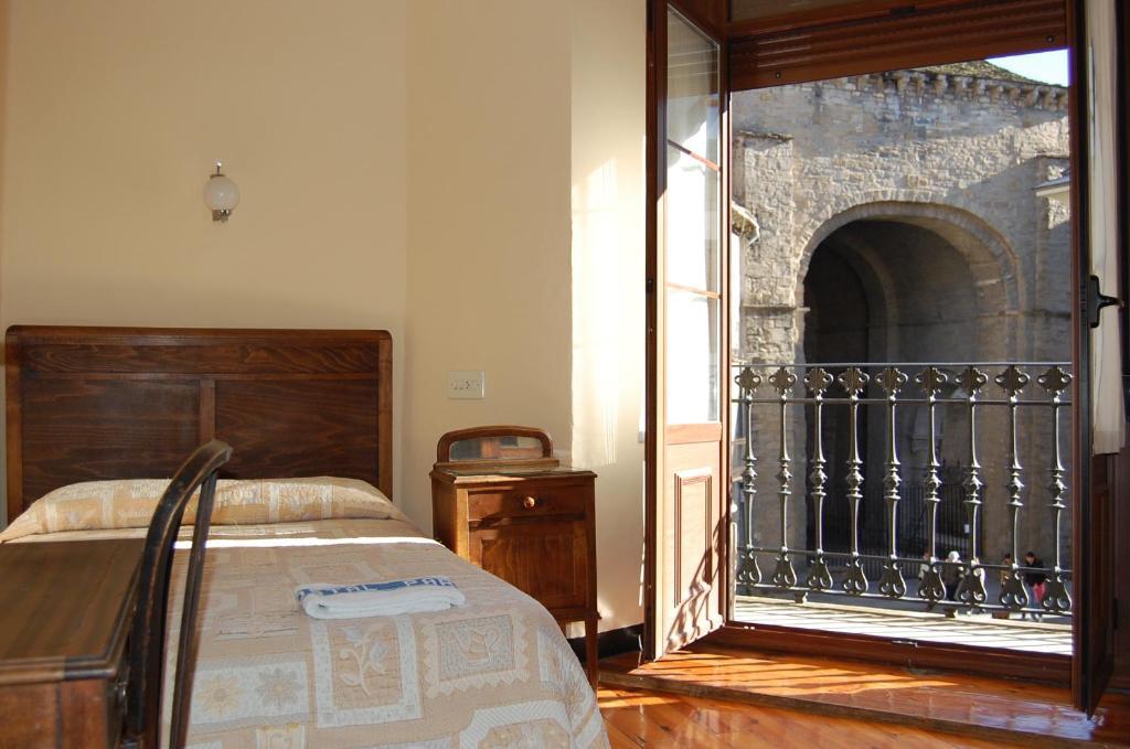 Hostal Paris Jaca Exteriör bild