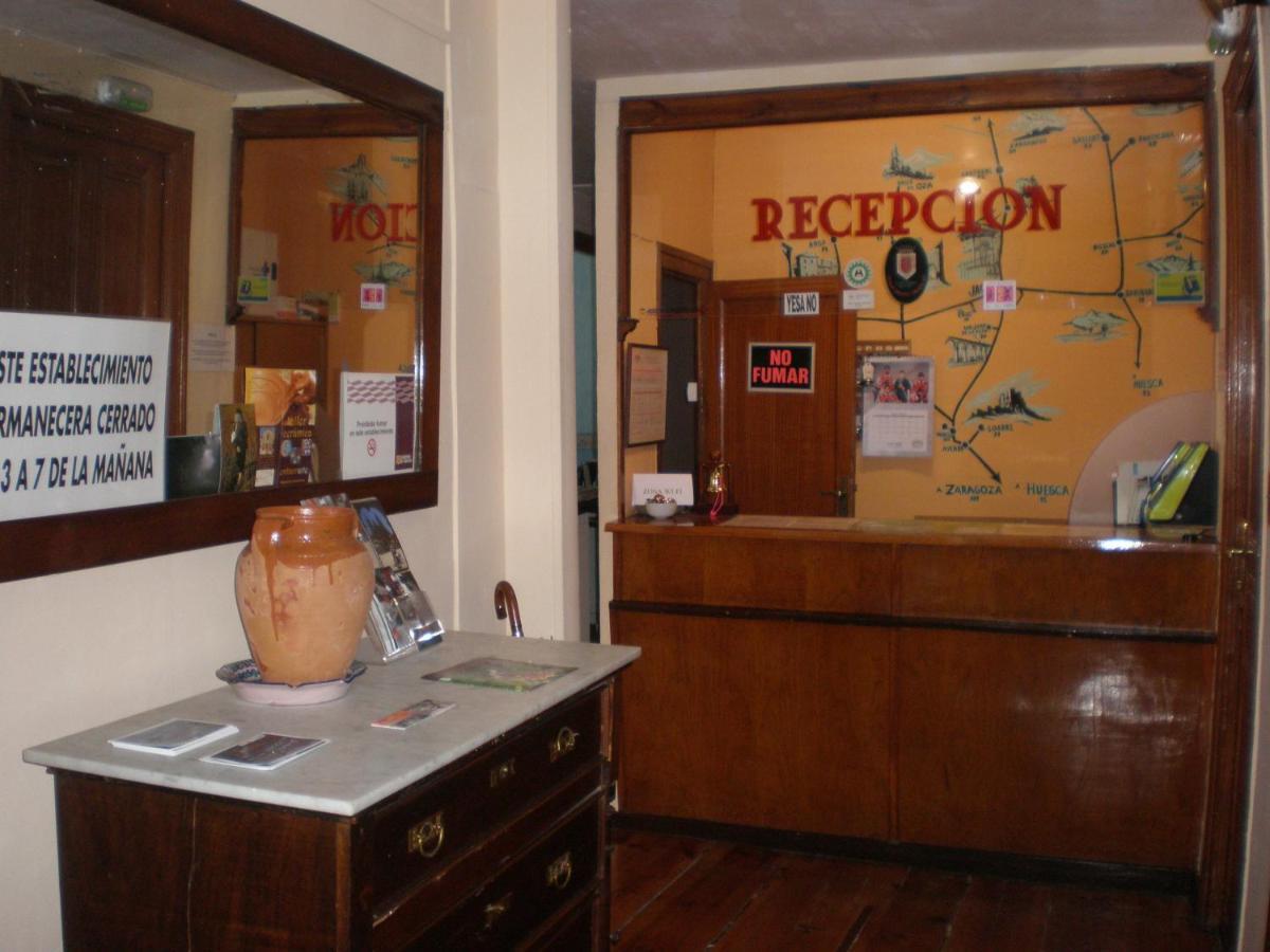 Hostal Paris Jaca Exteriör bild